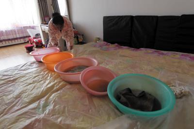 武胜楼上漏水，住户失联，小区没物管，业主维权难！律师来支招……